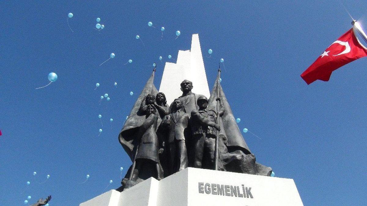 Manisa\'da Yüzlerce Mavi Balon Otizm İçin Havalandı