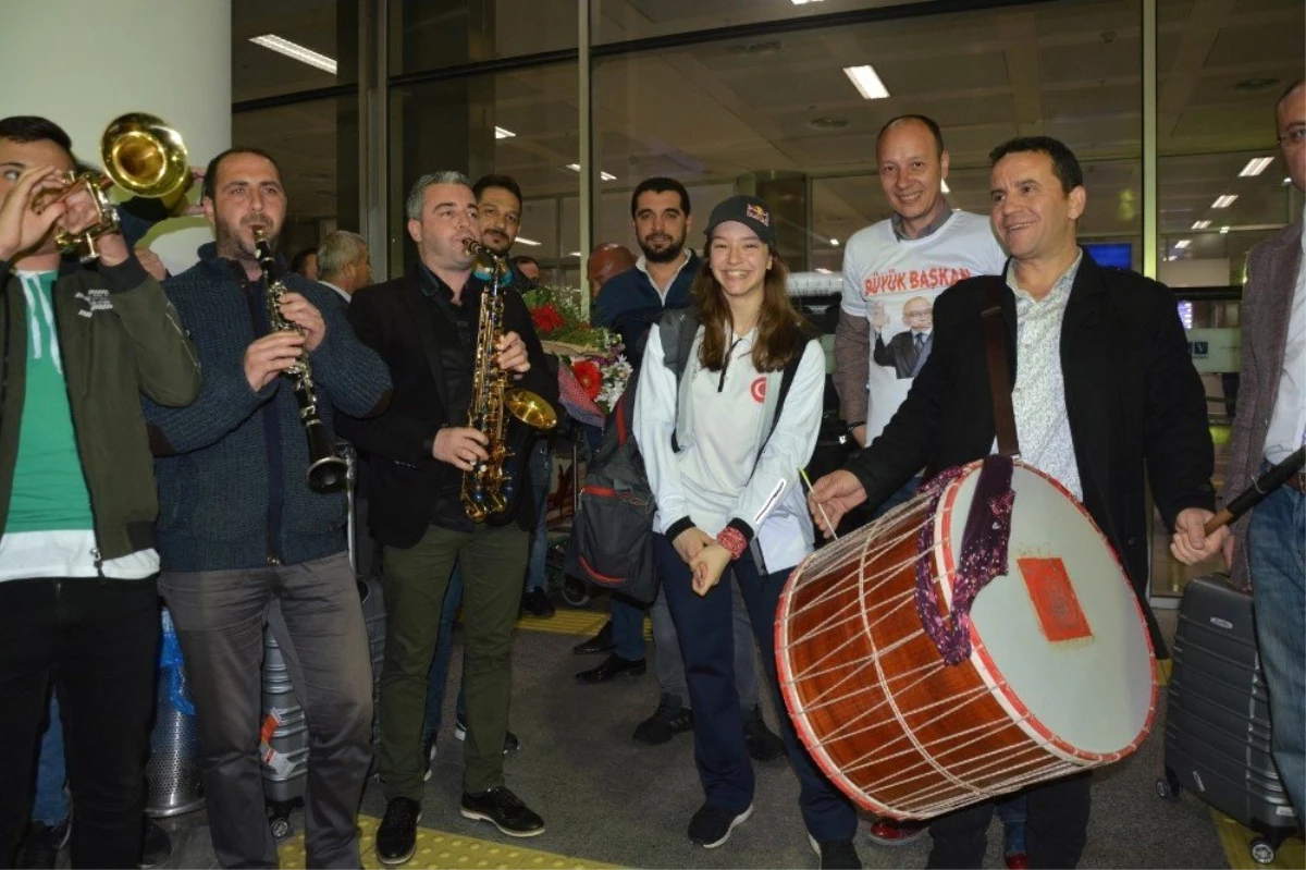 Manisalı Şampiyona Görkemli Karşılama