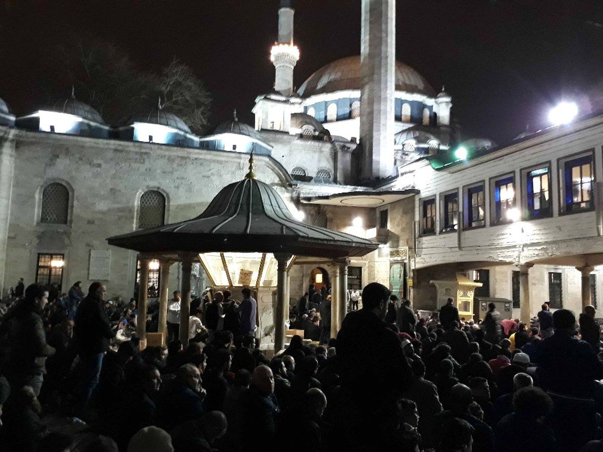 Miraç Kandili\'nde Vatandaşlar Eyüpsultan Camii\'ne Akın Etti