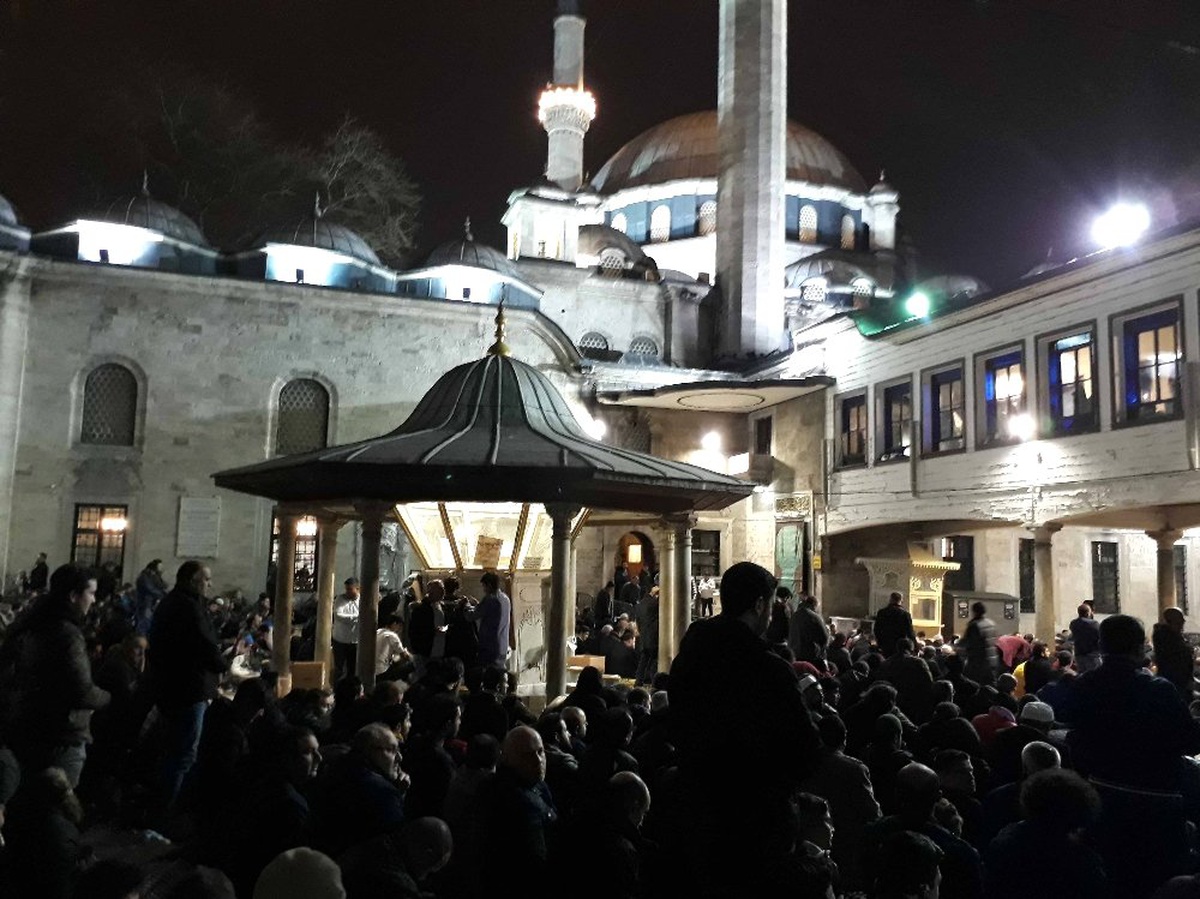 Miraç Kandili\'nde Vatandaşlar Eyüpsultan Camii\'ne Akın Etti