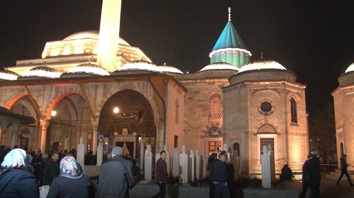 Miraç Kandili\'nde Vatandaşlar Mevlana\'nın Türbesine Akın Etti