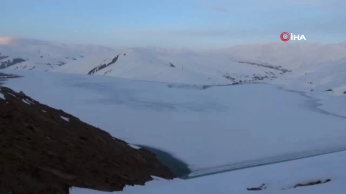 Nisan Ayına Rağmen Donan Barajın Buzları Çözülemedi
