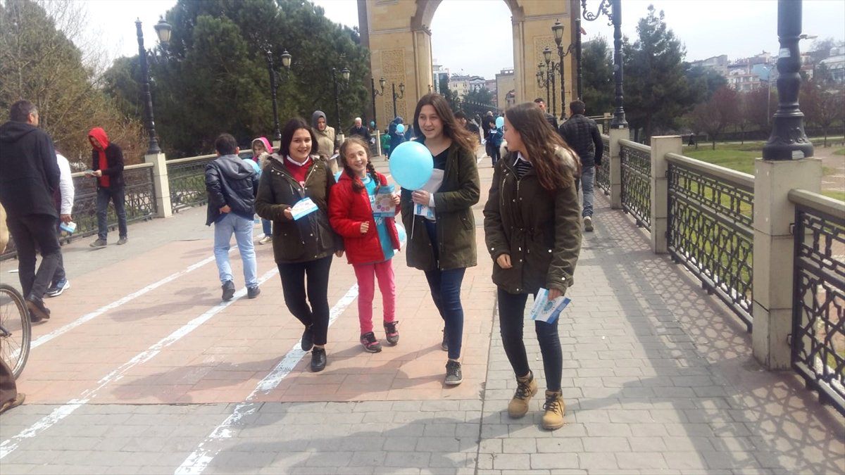 Öğrenciler Mavi Balon Dağıttı