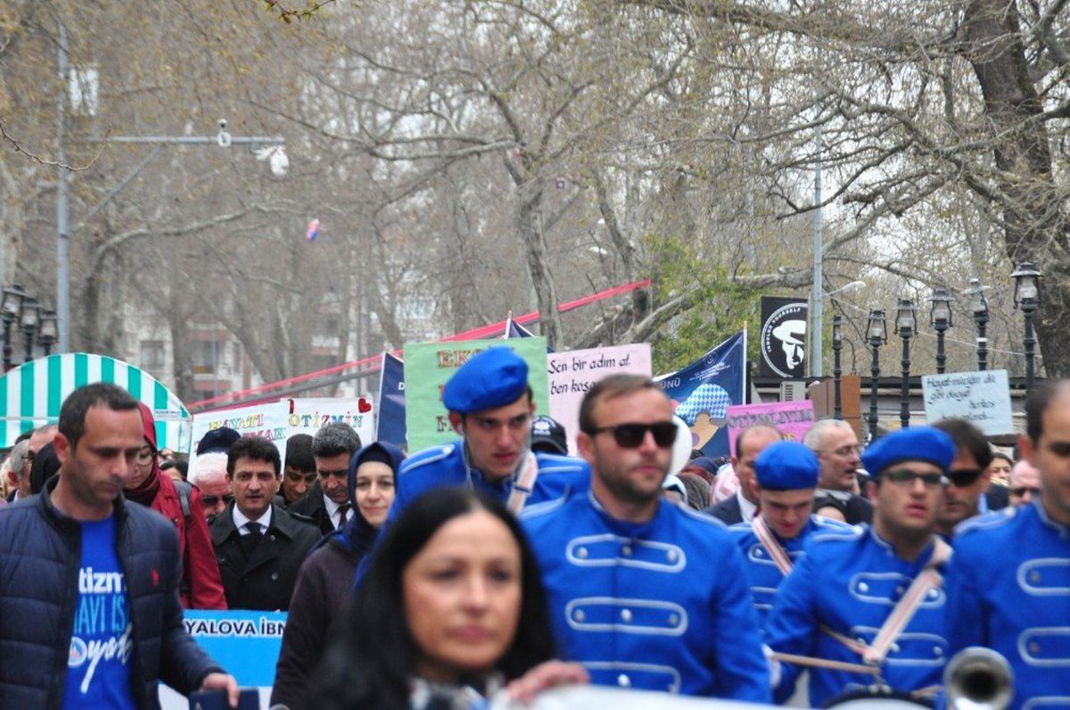 Otizme Dikkat Çekmek İçin Yürüdüler