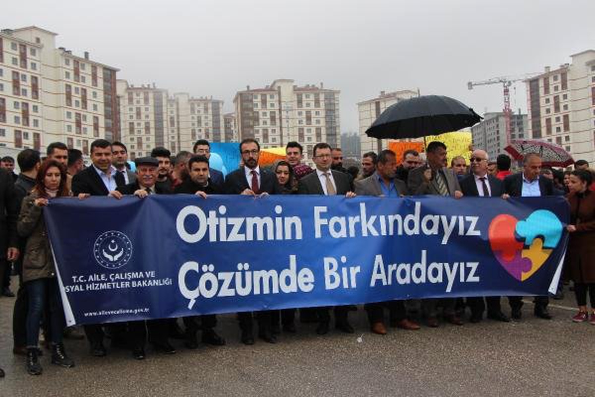 Otizme Farkındalık İçin Yürüdüler, Mavi Balonlar Dağıttılar
