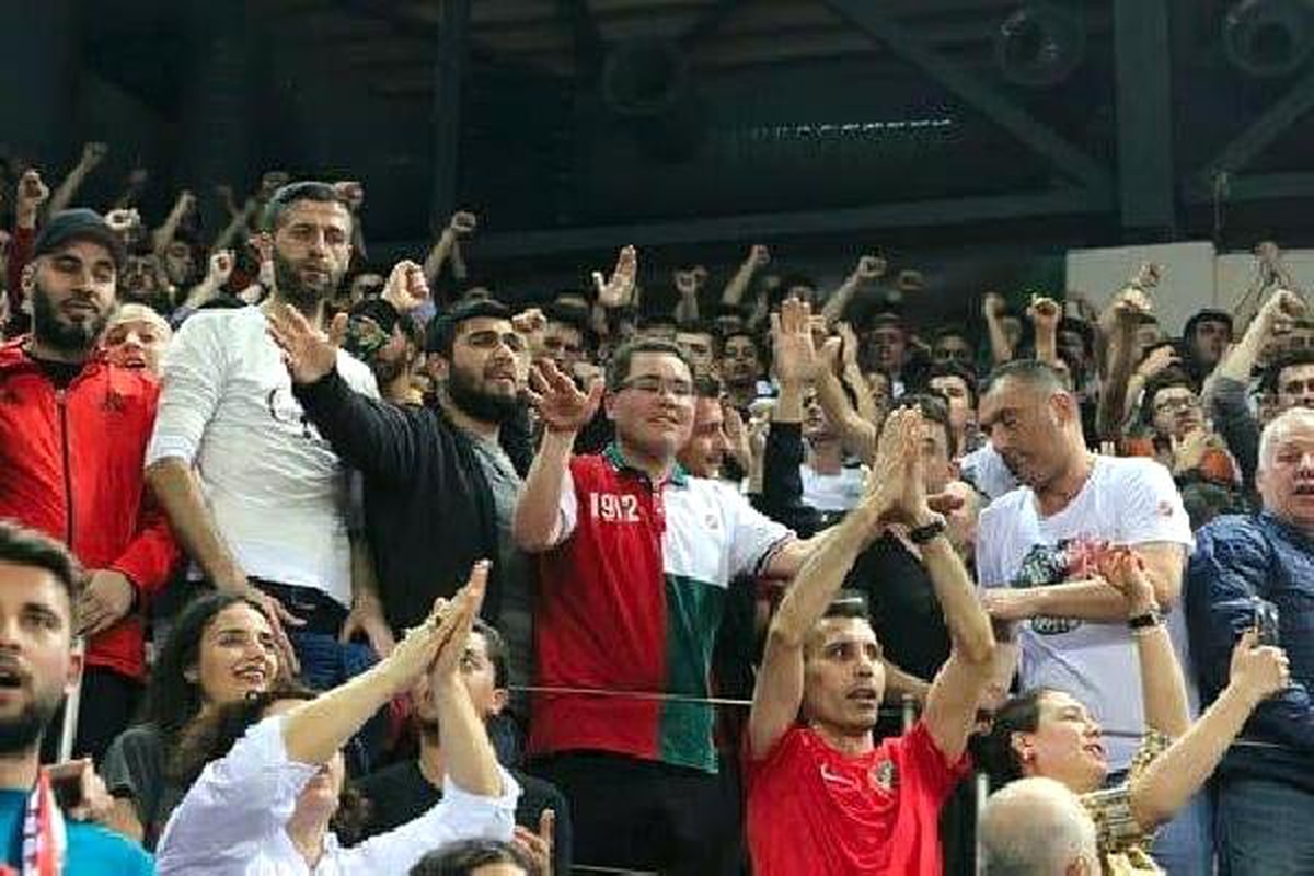 Otizmli Alptuğ, Tribünlerin Lideri Oldu, İzmir Marşı\'nı Söyletti