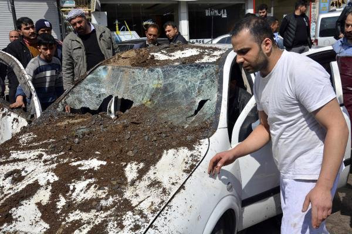 Otomobil, Çöken Duvarın Altında Kaldı