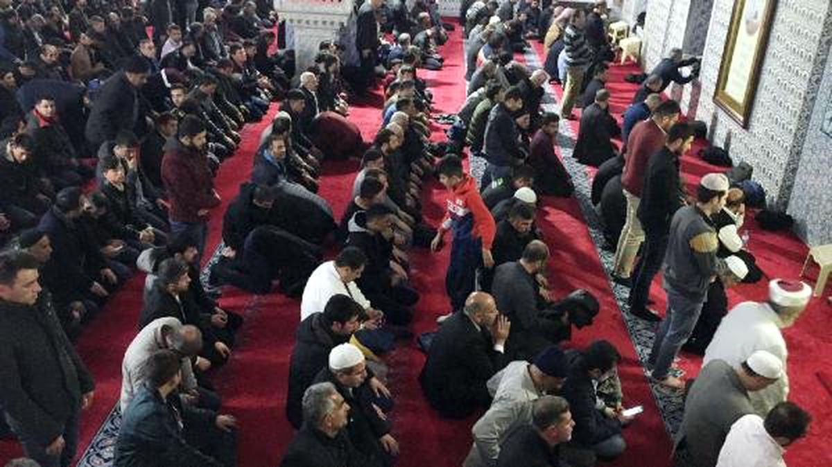 Şanlıurfa\'da Camiler Doldu, Taştı