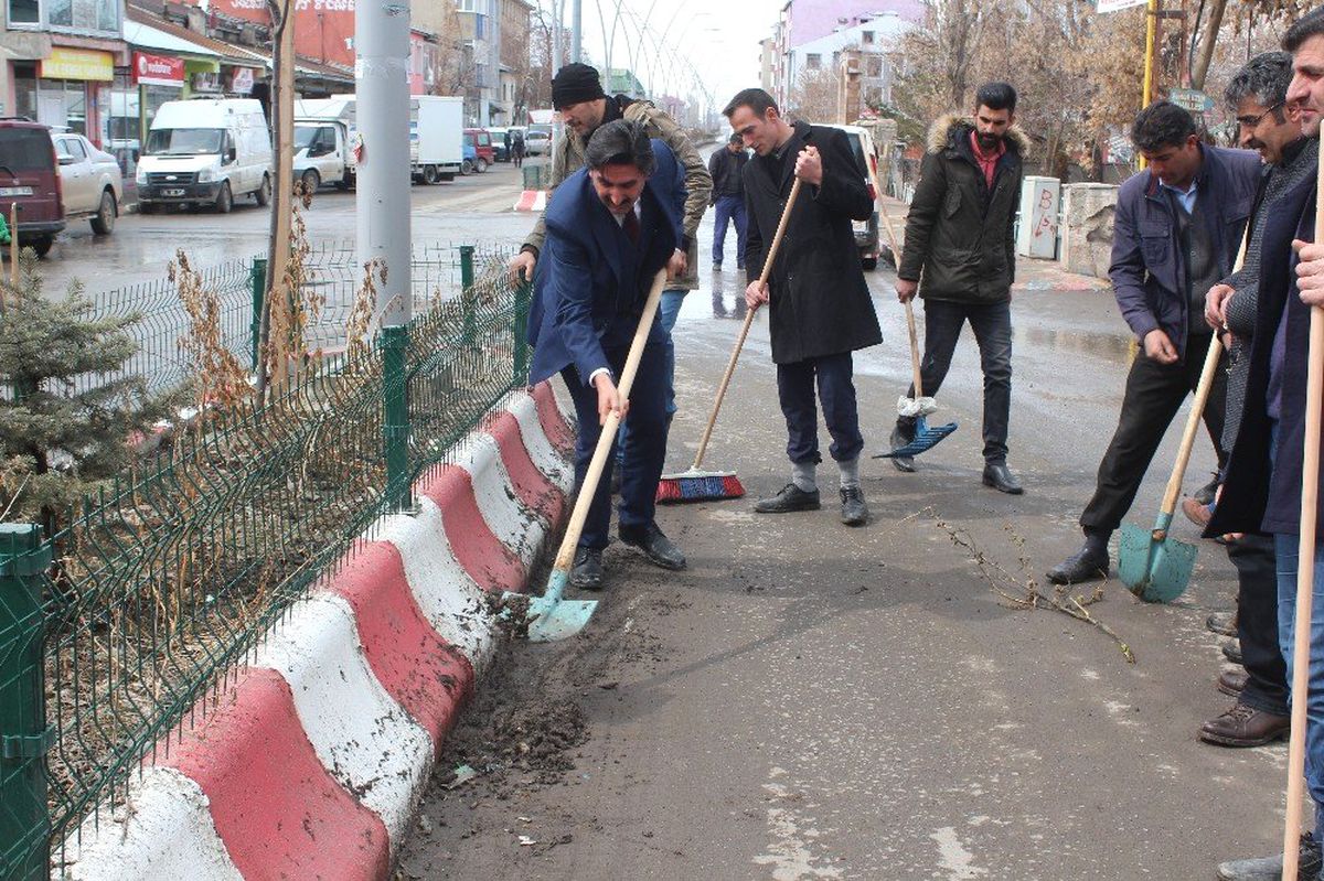 Seçilen Başkanın İlk İşi
