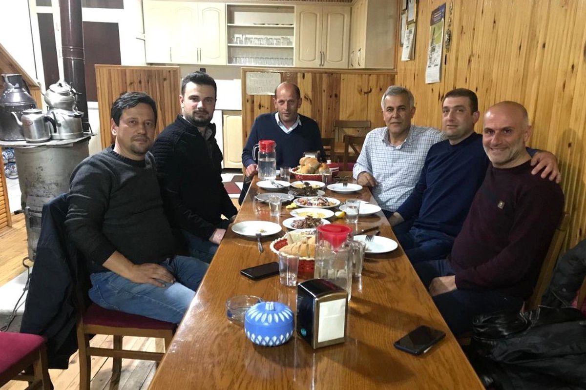 Seçimi Kazandı Rakiplerine Yemek Söyledi