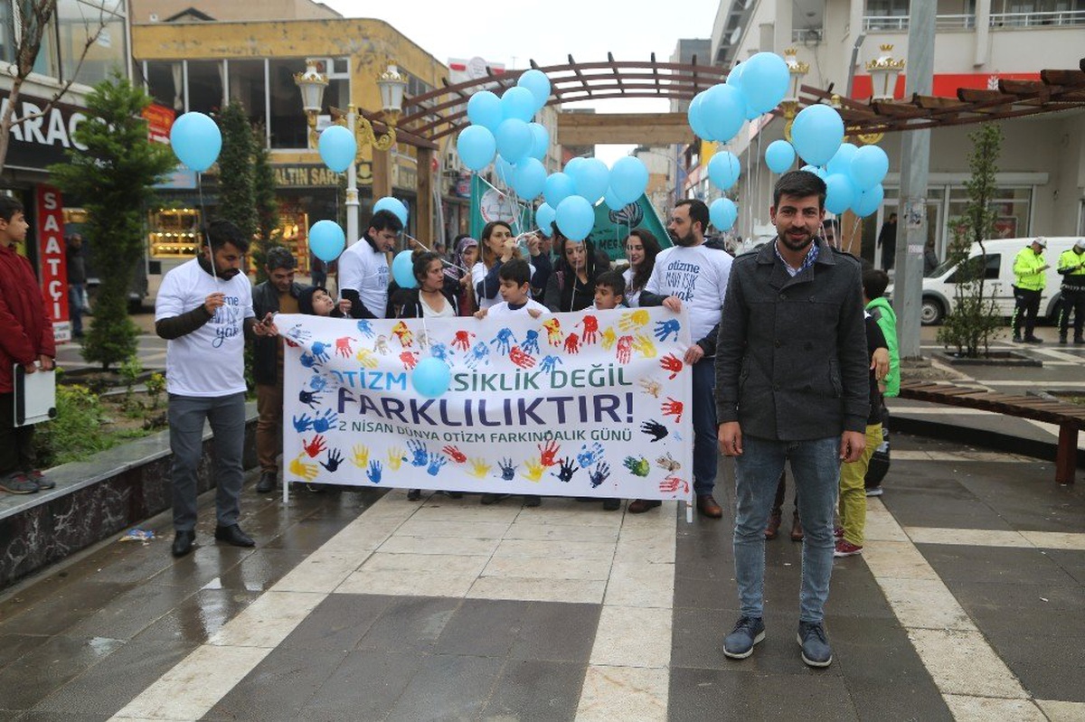 Silopi\'de Otizmliler İçin Gökyüzüne Mavi Balon Uçuruldu