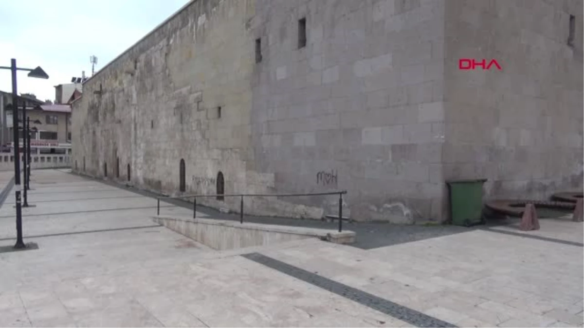 Sivas Tarihi Medrese Duvarları \'Sprey Boya\' İşgali Altında