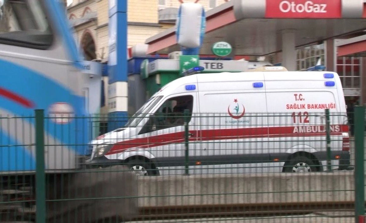 Sultangazi\'de Yolun Karşısına Geçmeye Çalışan Çocuğa Tramvay Çarptı