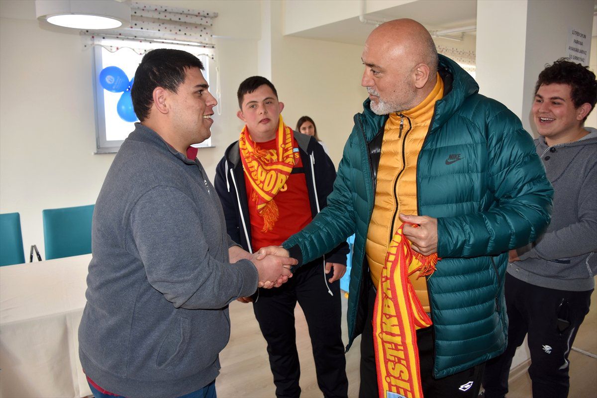 Teknik Direktör Hikmet Karaman\'dan Otistik Çocuklara Ziyaret