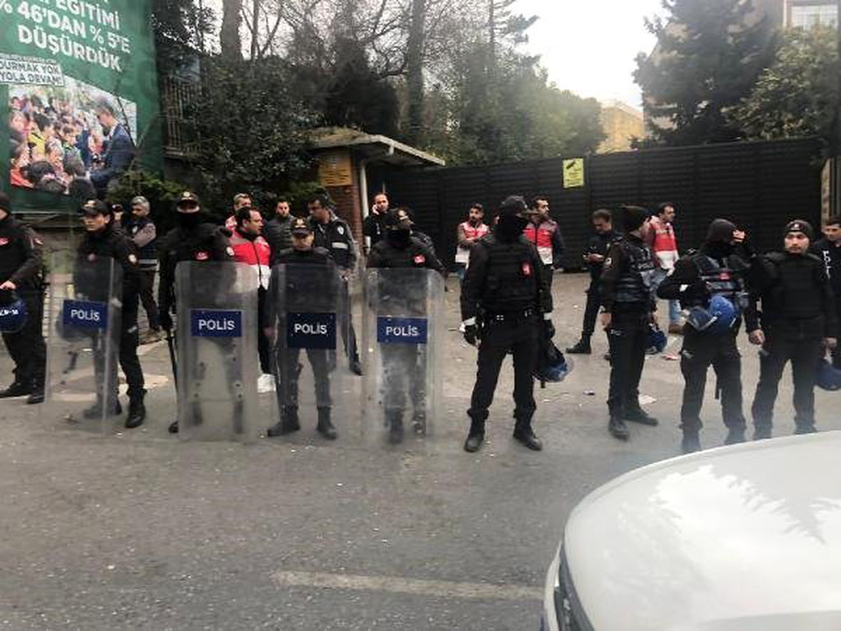Üsküdar\'da Seçim Kurulu Önünde Kavga