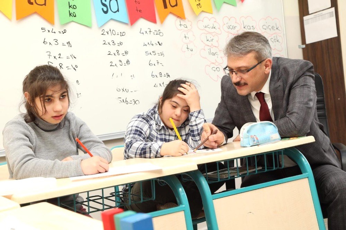 Vali Ekinci, Otizmli Bireylerle Bir Araya Geldi