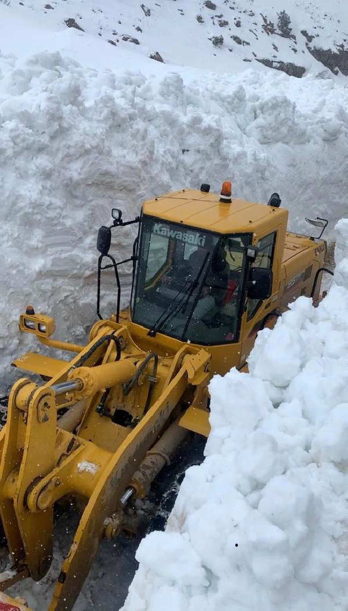 Van\'da Çığın Kapattığı İran Sınırındaki Mahalle Yolu Ulaşıma Açıldı