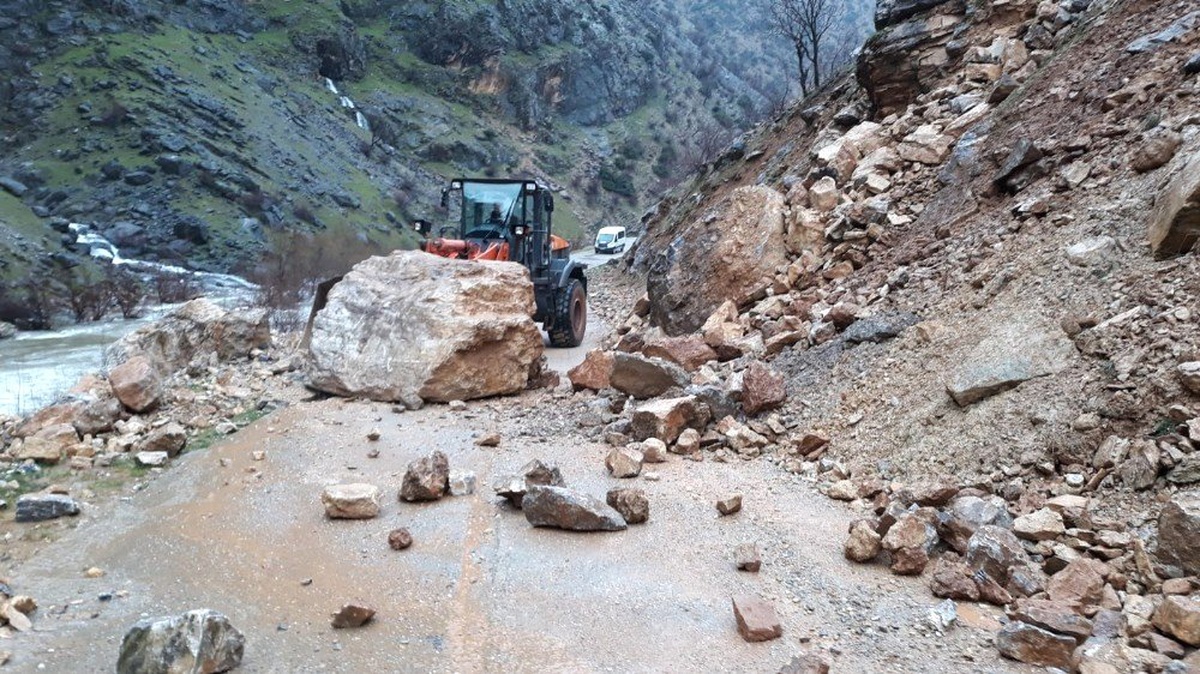 Vatandaşlar Heyelan Nedeni ile Kapanan Yollardan Şikayetçi