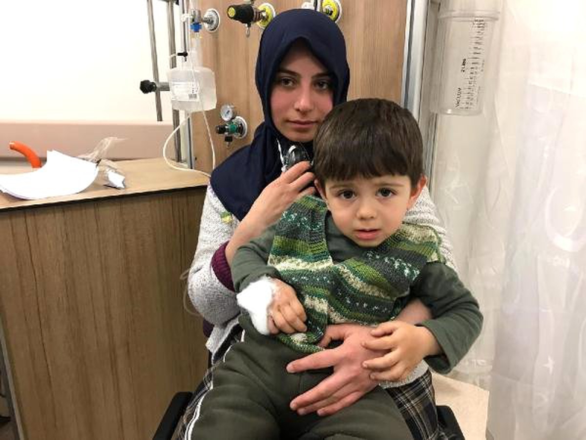 Yangında, Pencereden Sarkıtılan Anne ve Oğlunu Esnaf Kurtardı (2)