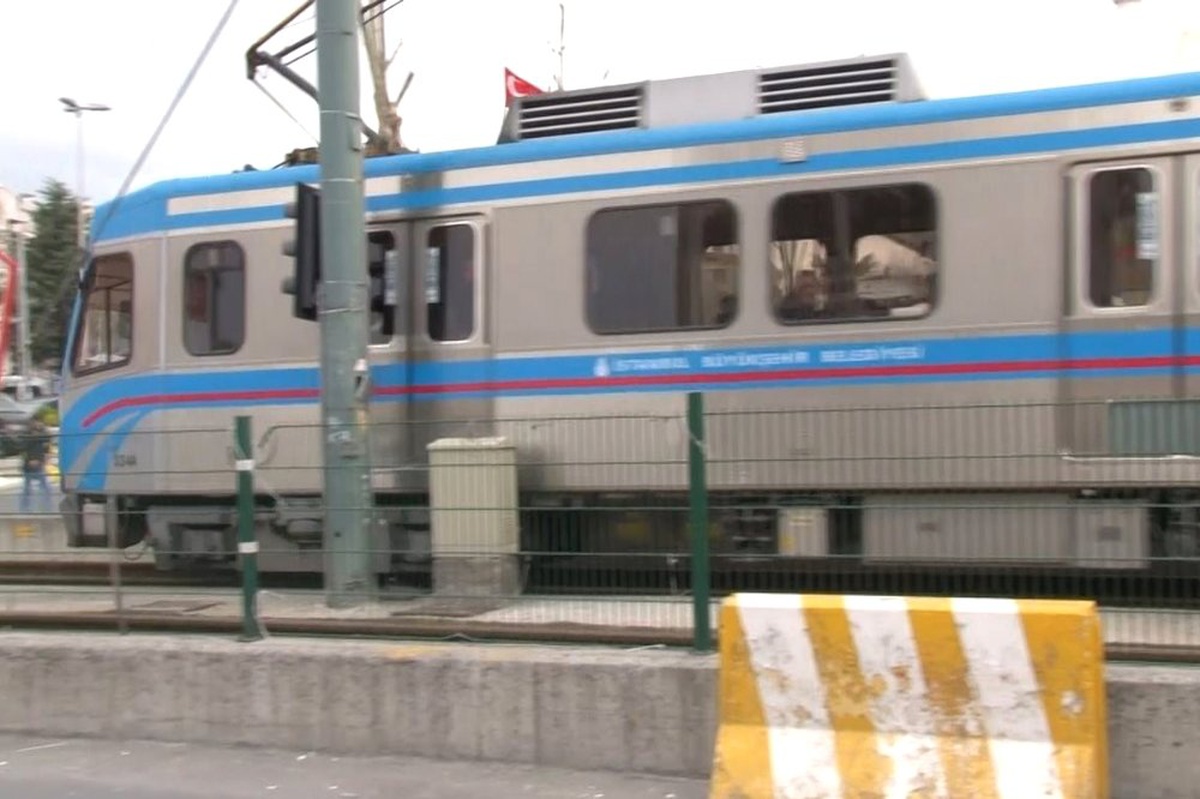 Yolun Karşısına Geçmeye Çalışan Çocuğa Tramvay Çarptı