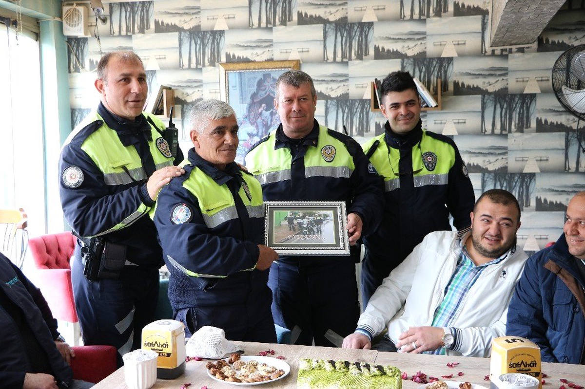 18 Yıldır Aynı Caddede Görev Yapan Trafik Polisine Esnaftan Veda