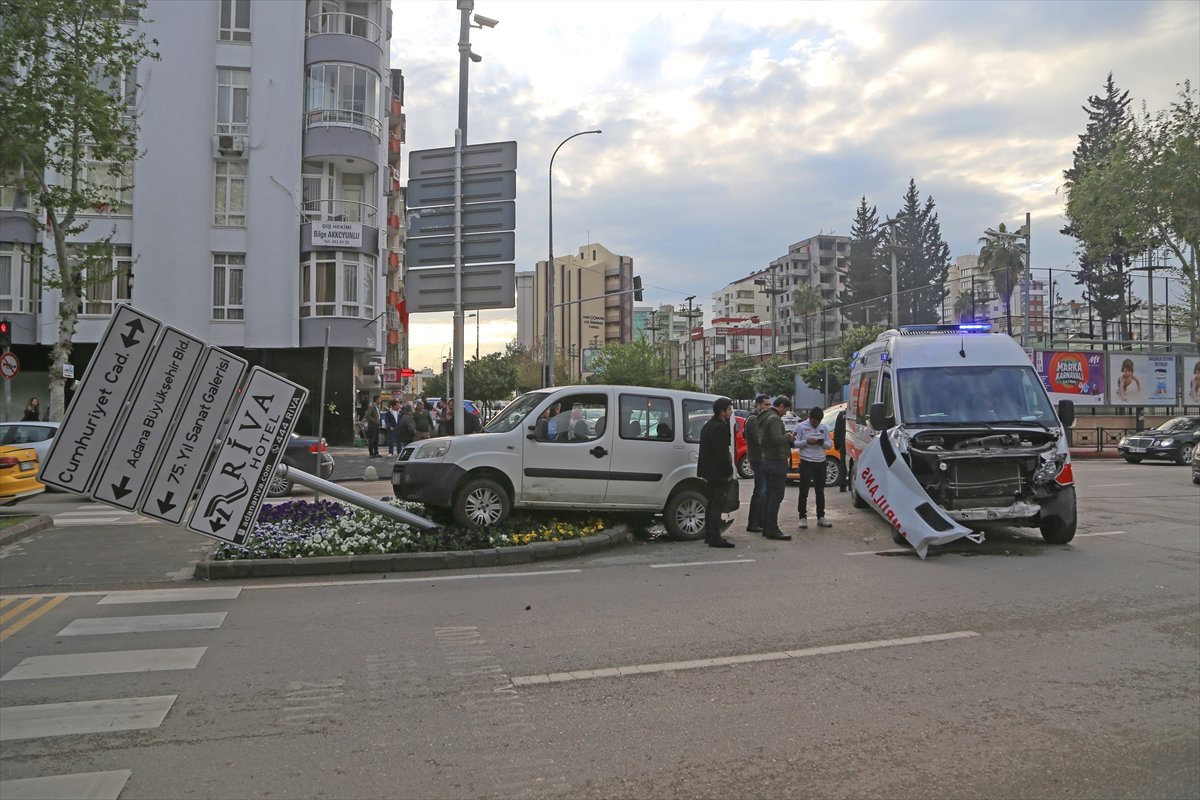 Adana\'da Hasta Taşıyan Ambulans Kaza Yaptı