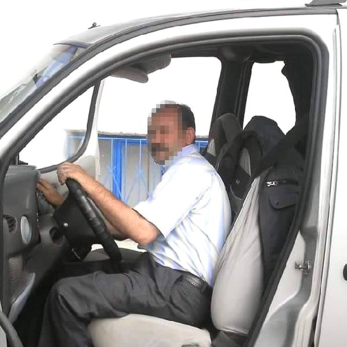 Ayrı Yaşadığı Eşini Boğazından Bıçakladı