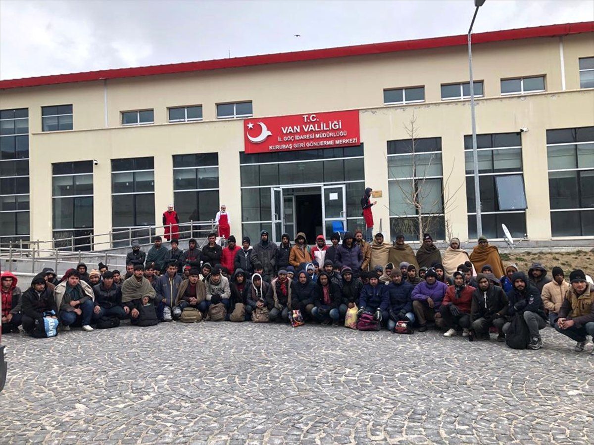 Başkale\'de 72 Düzensiz Göçmen Yakalandı