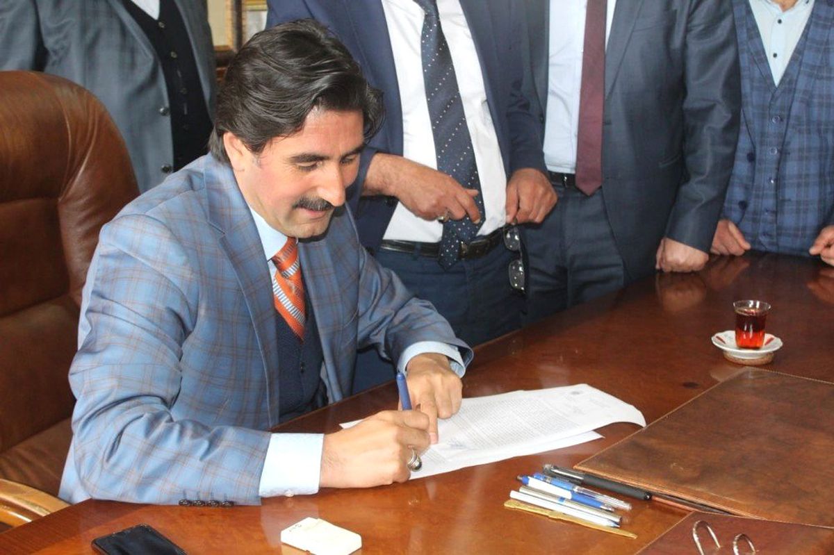 Belediye Başkanına İlk İmza Sürprizi