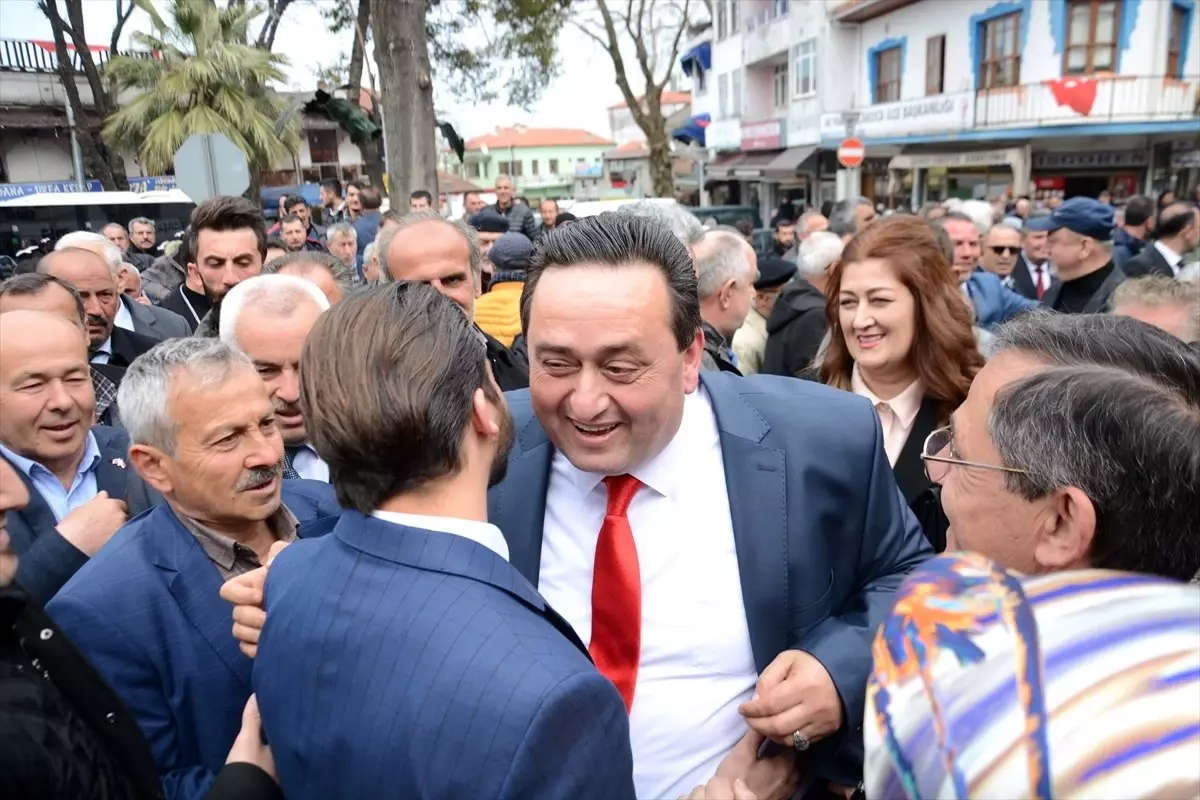 Belediye Başkanlığını Devralıp Makam Kapısını Söktü