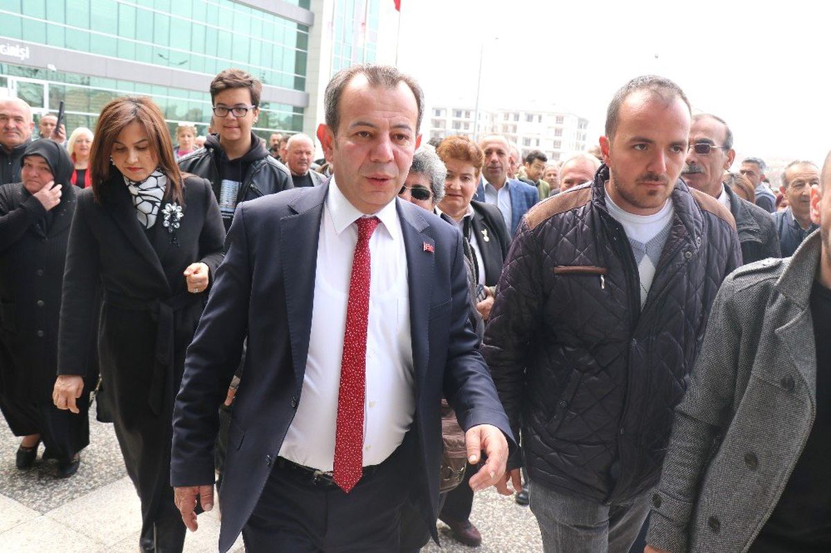 Bolu Belediye Başkanı Özcan, Mazbatasını 500 Kişiyle Birlikte Aldı