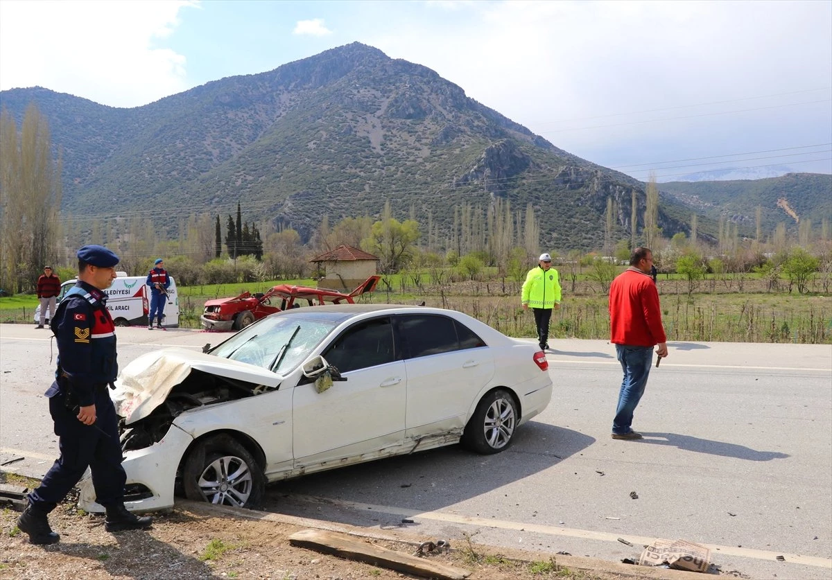Burdur\'da İki Otomobil Çarpıştı: 1 Ölü, 2 Yaralı