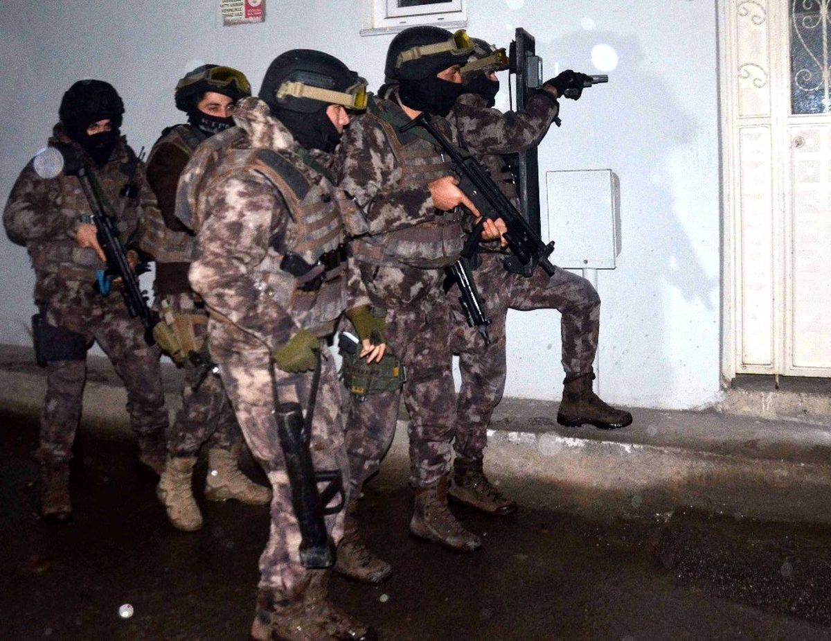 Bursa\'da Fetö Operasyonu: 1\'i Mahrem İmam 24 Kişi Gözaltında