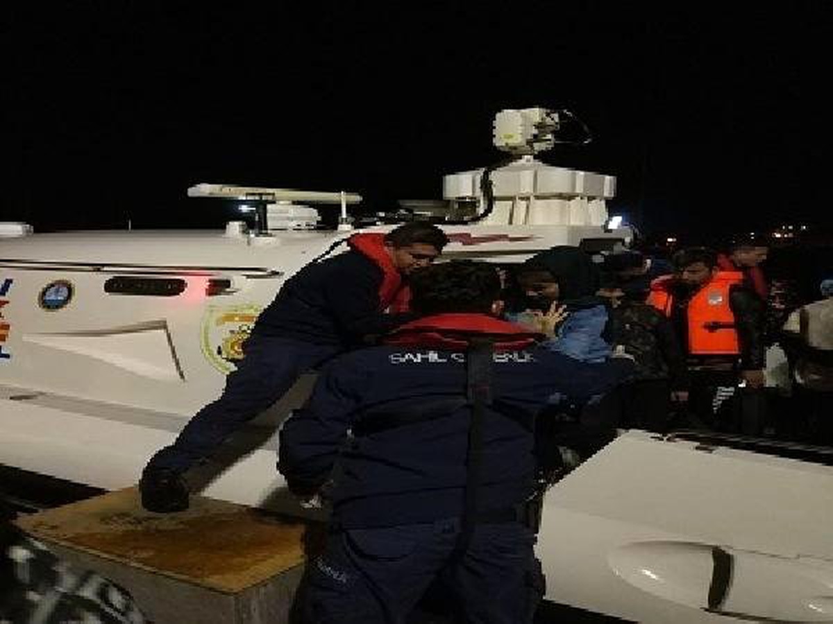 Çeşme\'de, Afganistan Uyruklu 54 Kaçak Yakalandı