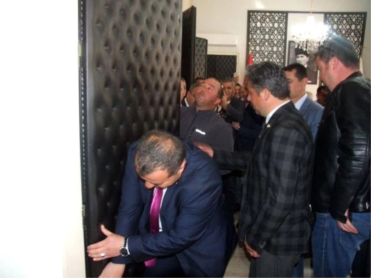 CHP\'li Başkan, Makam Odasının Kapısını Söktürdü