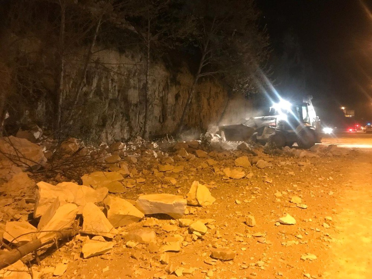 Dağdan Kopan Dev Kaya Faciaya Neden Oluyordu