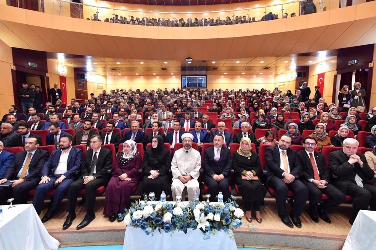Diyanet İşleri Başkanı Erbaş: "Hayatımızla Çocuklarımız ve Gençlerimiz İçin Örnek Olmalıyız"