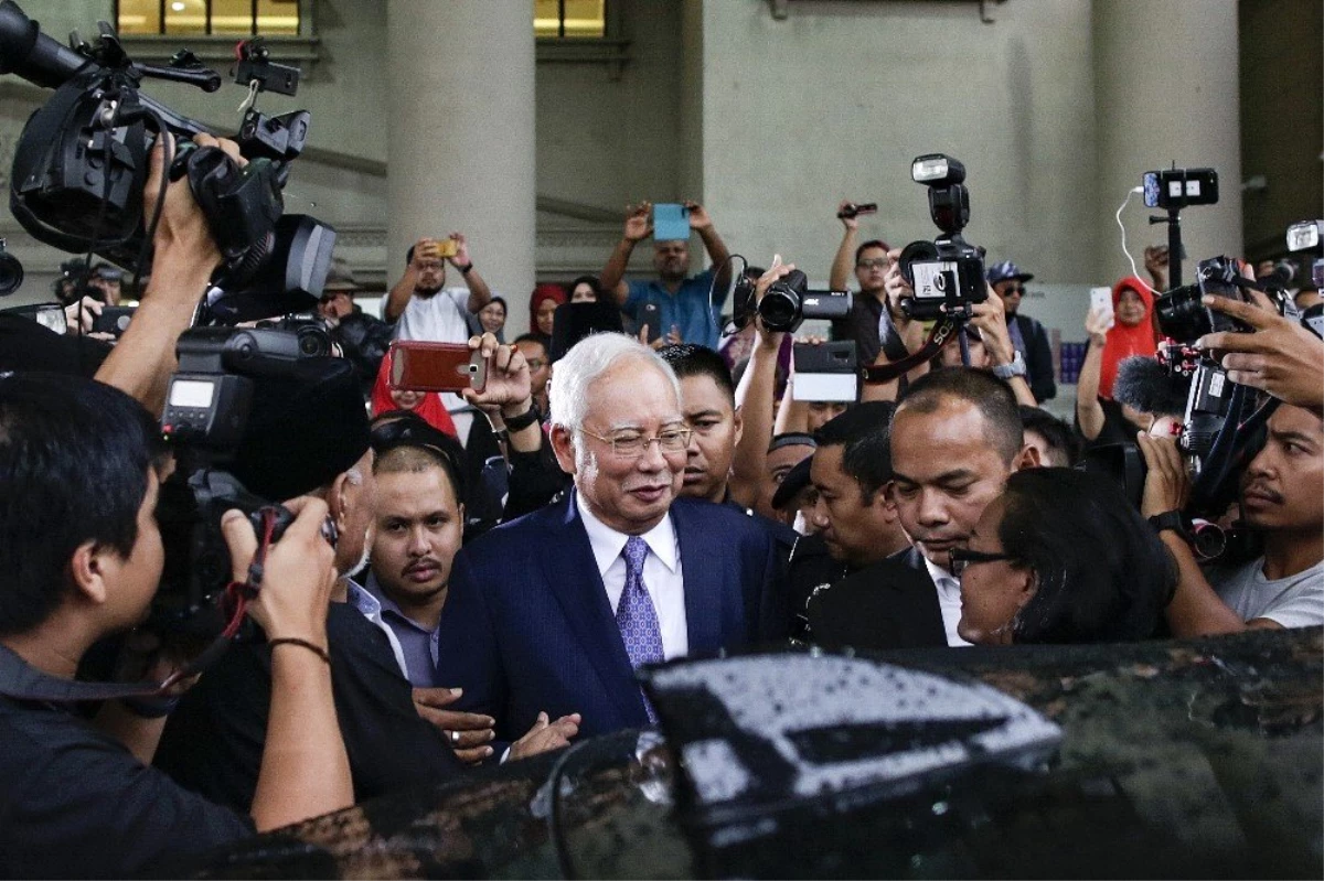 Eski Malezya Başbakanı Rezak Hakim Karşısında