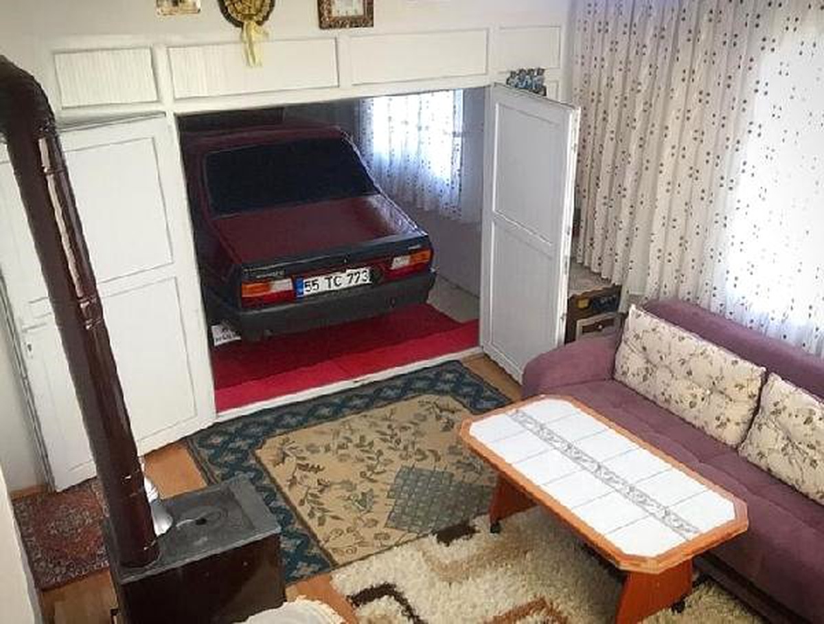 Evinin Bir Odasını, Çok Sevdiği Otomobiline Ayırdı