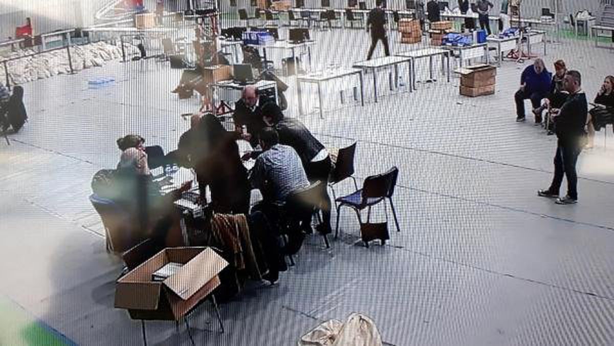 Fotoğraflar // İtiraz Edilen İlçelerde Geçersiz Oyların Sayımı Yapılıyor