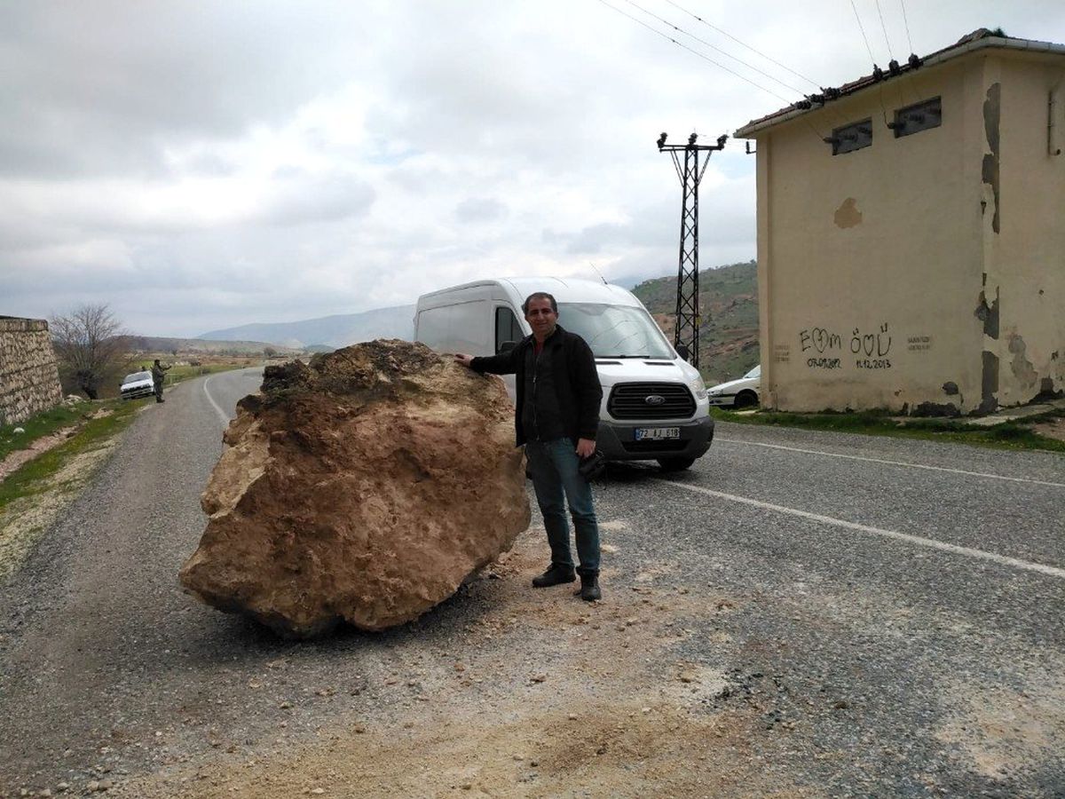 Gercüş\'te Yola Dev Kaya Parçaları Düştü