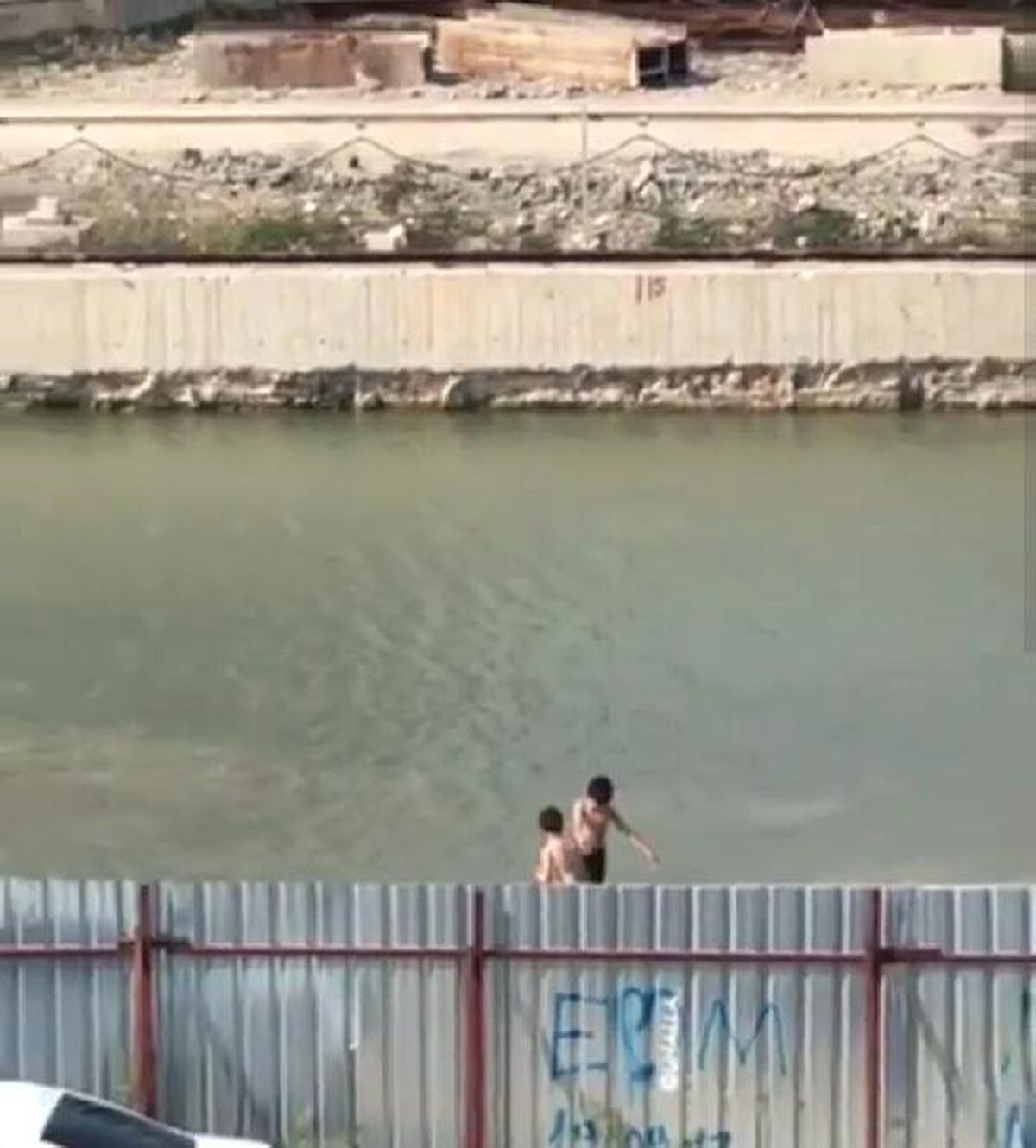 Göçük Bölgesi Yakınında Çocukların Tehlikeli Oyunu
