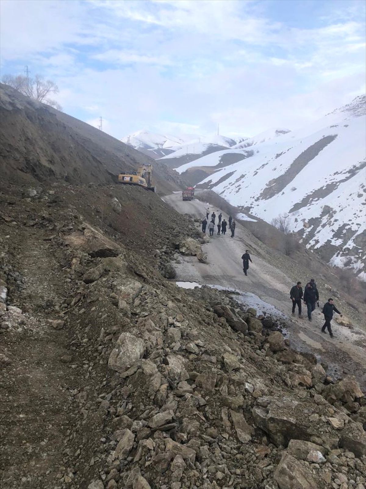 Hakkari\'de Köy Yolunda Yarık Oluştu