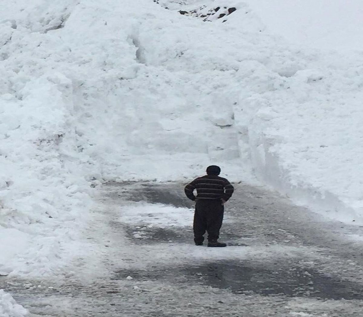 Hakkari-Şırnak Karayoluna İnen Çığlar Temizlendi