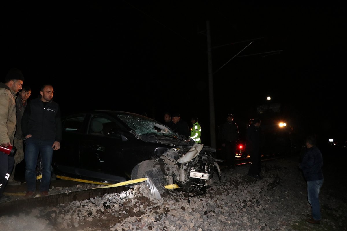 Hemzemin Geçitte İstop Eden Otomobile Tren Çarptı