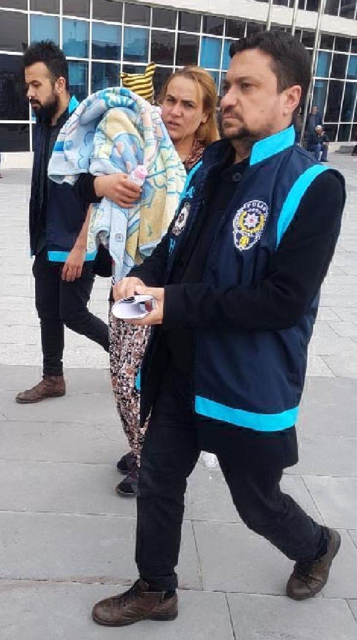 Hırsızlıktan Tutuklandı, Bebeğiyle Cezaevine Girdi