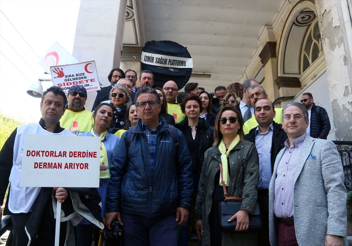 İzmir\'de Doktora Şiddet Protesto Edildi