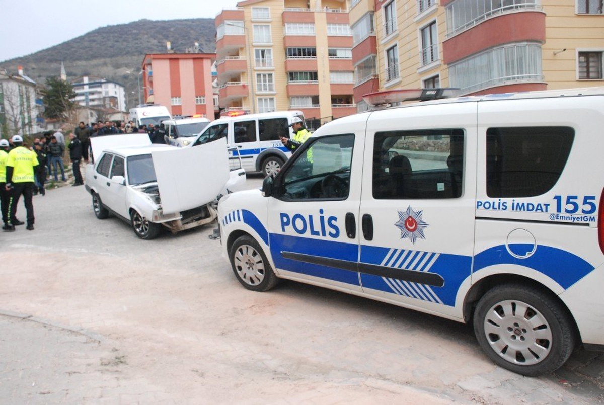 Kaçan Ehliyetsiz Sürücü Polis Otosuna Çarptı