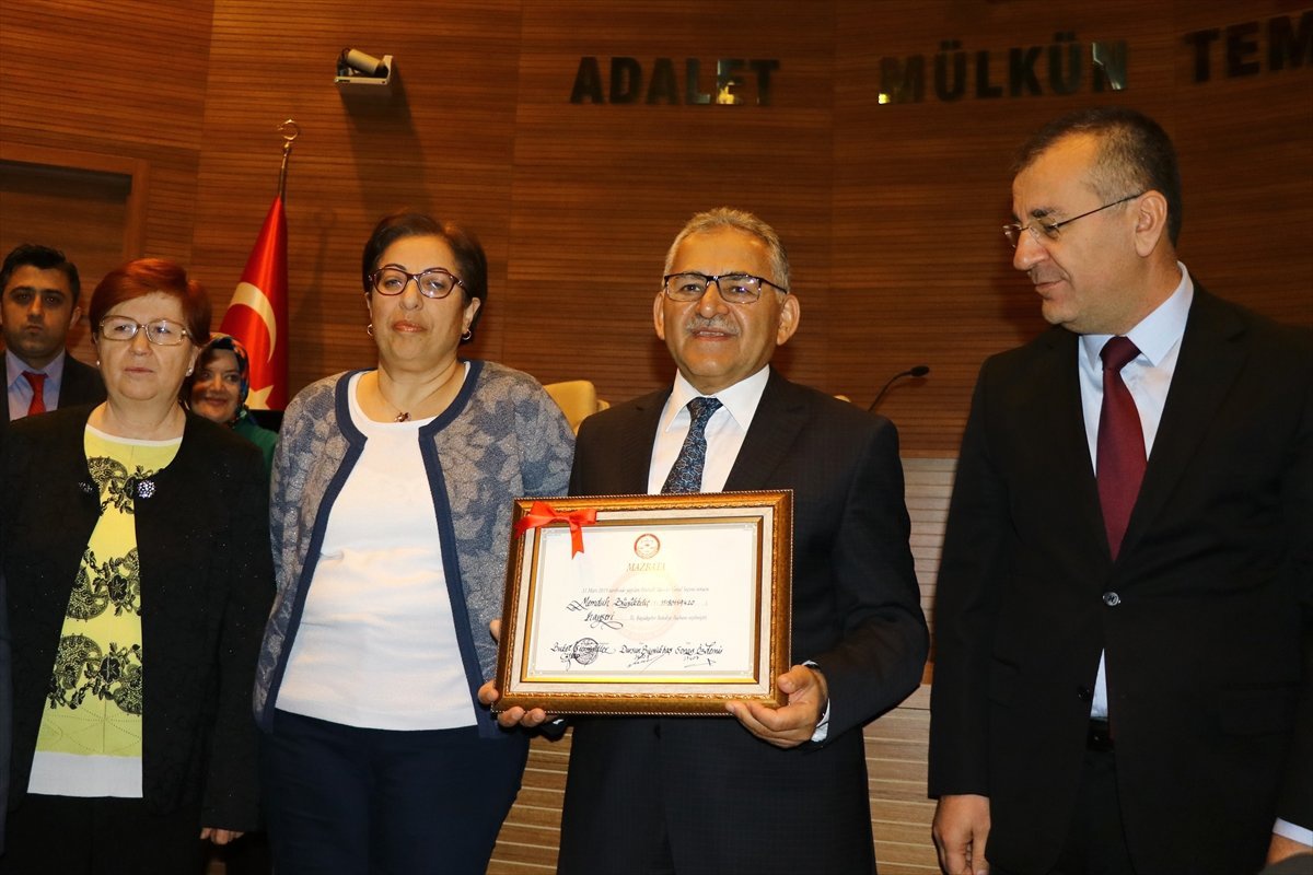 Kayseri Büyükşehir Belediye Başkanı Büyükkılıç, Mazbatasını Aldı