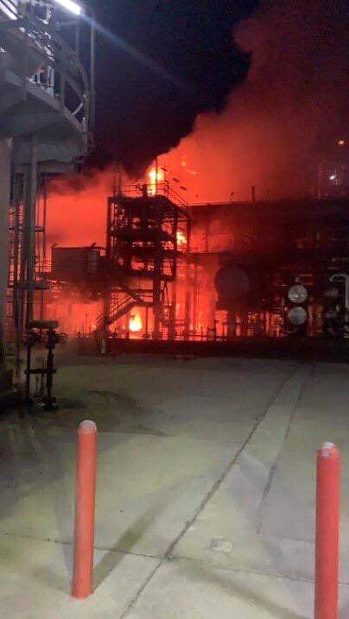 Kuveyt\'te Petrol Rafinerisinde Yangın Çıktı